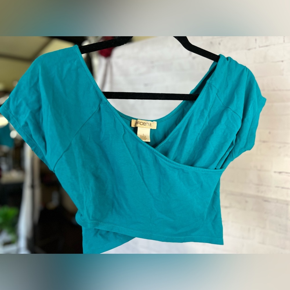 Cute crop top turquoise nice fit. Size L. Arden B